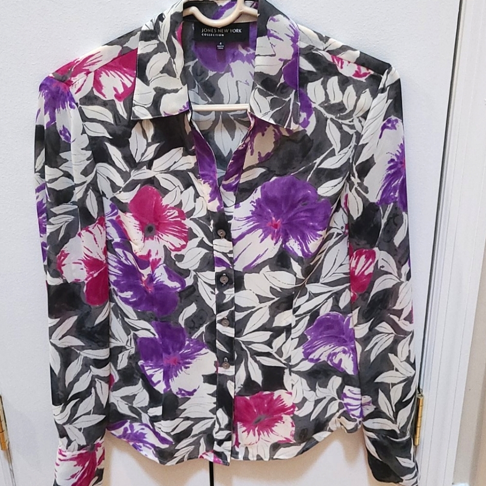 Jones New York flowery blouse size size 4